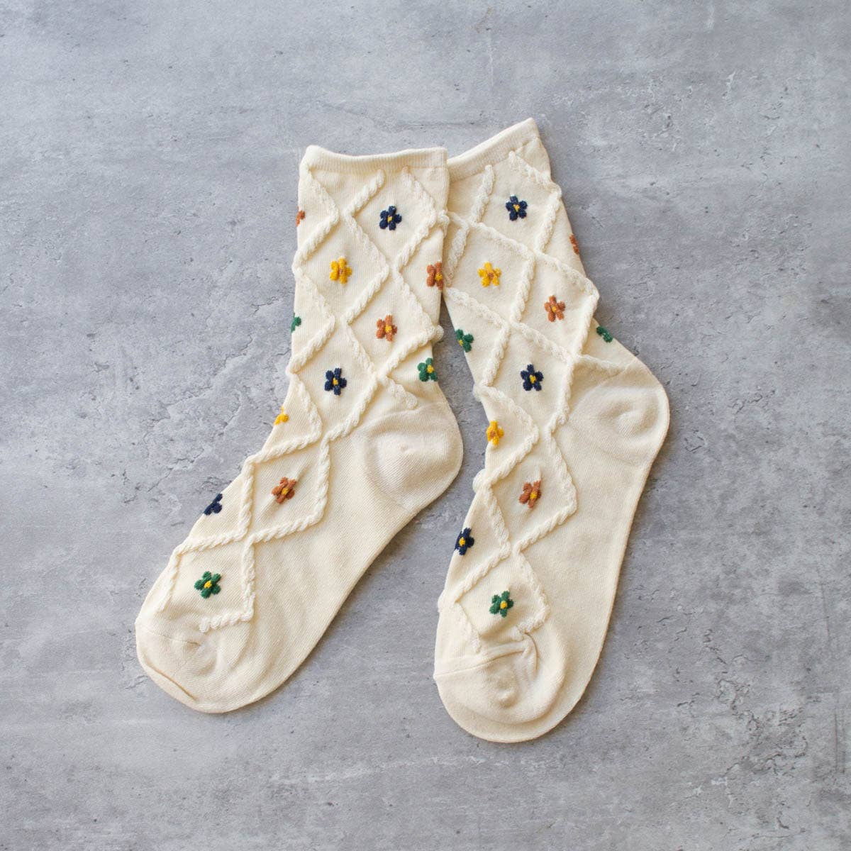 Tiepology | Ann Cottage Floral Casual Socks | Cream