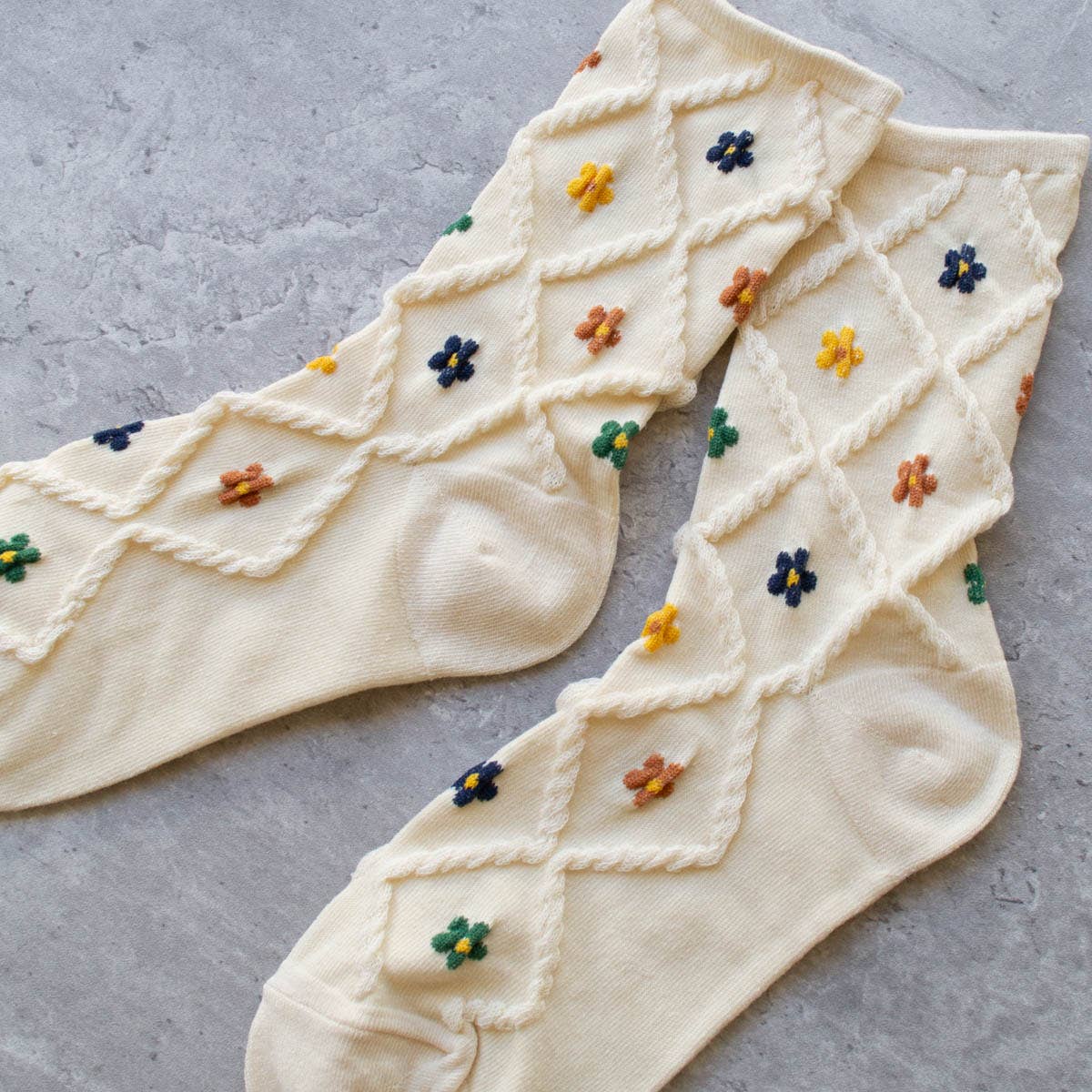 Tiepology | Ann Cottage Floral Casual Socks | Cream
