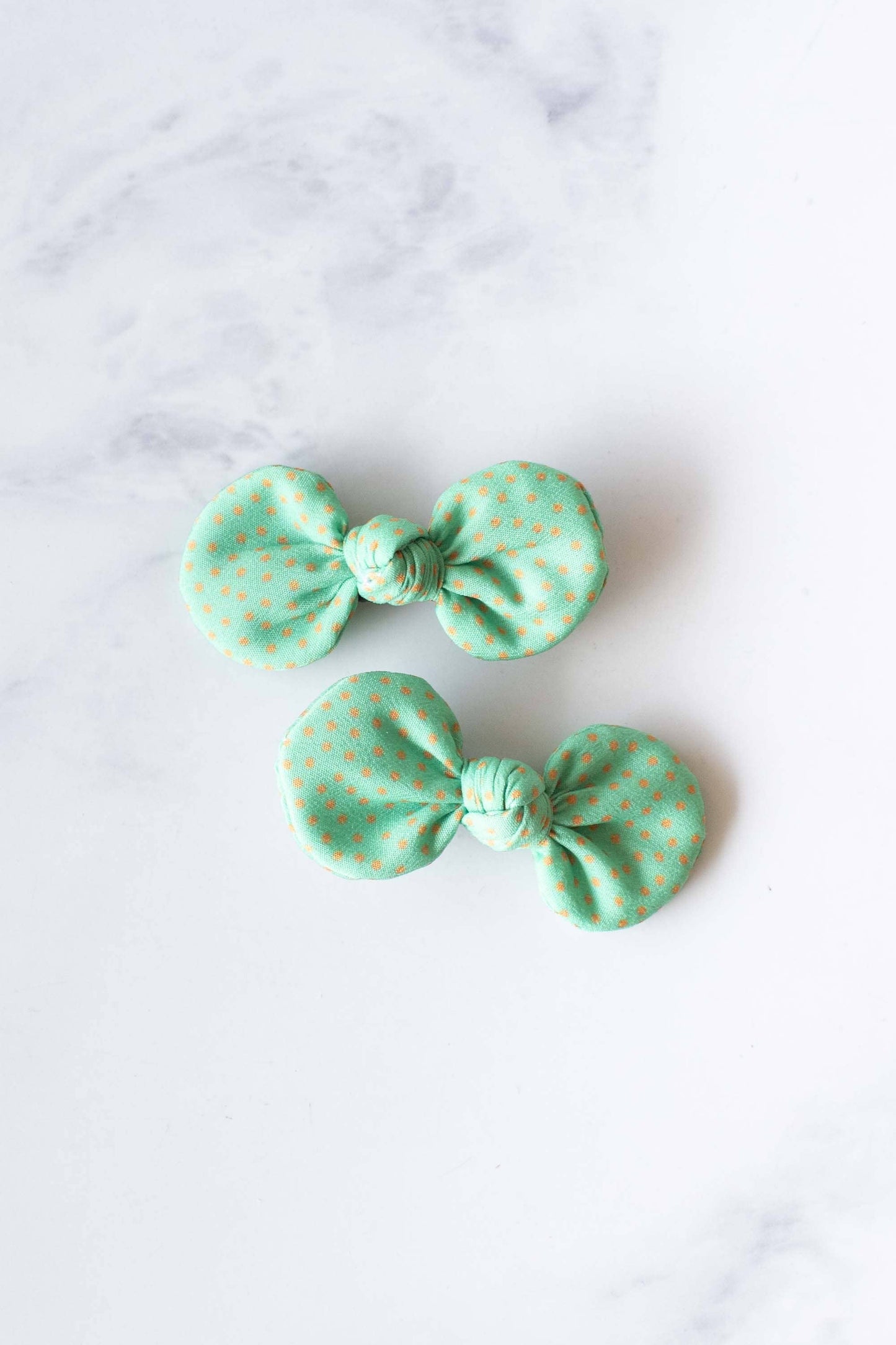 Tiepology |Tiny Polkadots Round Bow Hair Pin | Coral/Green Dot