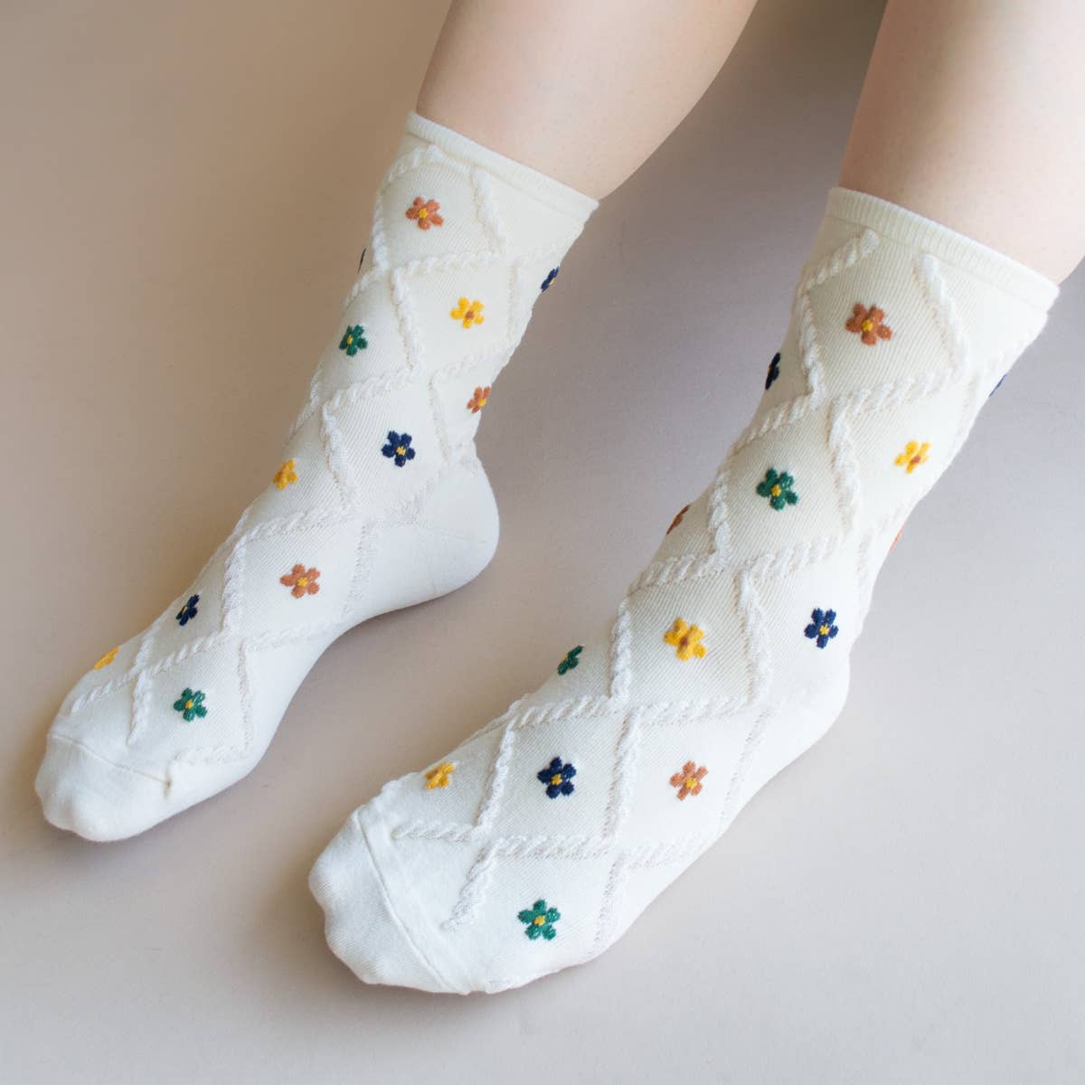 Tiepology | Ann Cottage Floral Casual Socks | Cream